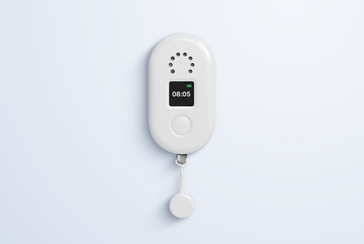 みてねみまもりGPS トークPlus（MB06）の本体（白い縦長の本体、小型画面とストラップ付き）