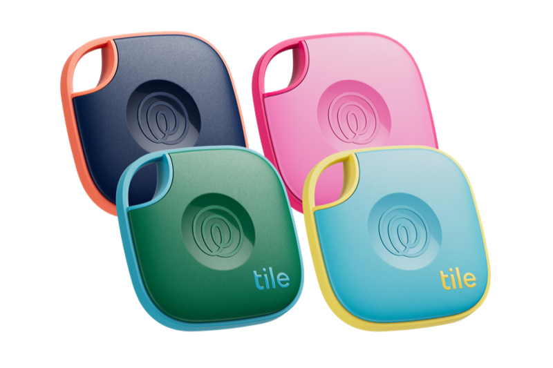 Tile Mate（2024）の本体（紺・ピンク・緑・黄の4色の角丸四角形タグ）